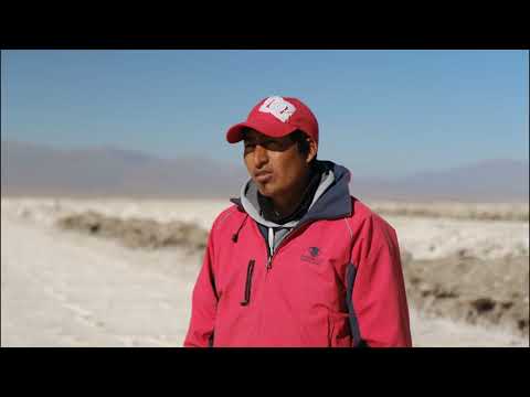 Ariel - un salinero en las Salinas Grandes